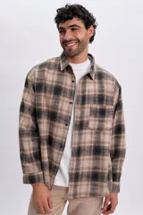 Sobrecamisa de franela a cuadros en tonos tostado y negro, de manga larga, con cierre frontal de botones y un bolsillo aplicado en el pecho.