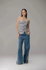 Pantalón jeans de mujer, tiro medio, con calce recto y detalle lateral de franja en tweed. Diseño urbano con bolsillos delanteros y traseros.