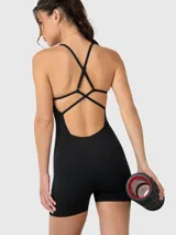 Enterito corto deportivo de ajuste al cuerpo, con tirantes finos y espalda cruzada. Confeccionado en tejido con tecnología Aloe Vera.