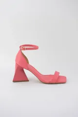 Sandalias color crema con tira delgada sobre los dedos, pulsera al tobillo con hebilla y taco geométrico.