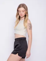 Short negro de textura sedosa con elástico en la pretina y bolsillos laterales.