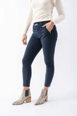 Pantalón de pana azul con tiro alto, pretina elastizada y corte skinny.