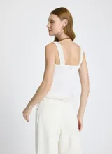 Top blanco de punto texturizado con patrón frontal, corte ajustado, escote corazón, tirantes anchos con borde acanalado y dobladillo deshilachado.