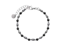Pulsera de acero con diseño de cuentas intercaladas de piedras naturales negras esféricas y piedras facetadas en tono gris oscuro. Cuenta con cierre de mosquetón y cadena de alargue con dije circular metálico.