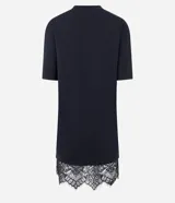 Vestido recto de algodón color negro, con mangas cortas y detalle de encaje aplicado en el ruedo.