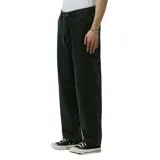 Pantalón de jean negro, estilo carpenter, con corte recto y holgado. Presenta bolsillos laterales y un bolsillo utilitario en la pierna.
