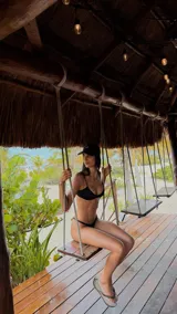Corpiño de bikini negro estilo top triangular con tirantes regulables, broche en la espalda y copas push-up desmontables.