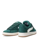 Championes de mujer color beige claro, estilo skate o urbano, con cordones anchos y suela gruesa de goma color caramelo. Presentan paneles superpuestos de gamuza y detalles lisos.