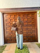 Pantalón de jean estilo wide leg, de tiro medio y corte holgado, con acabado en tono celeste claro y costuras a tono.