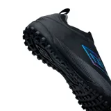 Championes de fútbol Umbro Belix TF para hombre, de color negro con detalles en gris y un llamativo logo azul iridiscente en el lateral. Diseño sin cordones con empeine de tejido elástico y suela de goma con tapones multitaco para césped sintético.