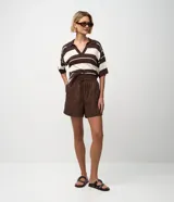 Short runner de tiro medio marca Marfinno, confeccionado en sarga de algodón color marrón. Posee cintura elástica con lazo de ajuste, bolsillos delanteros tipo cargo y diseño holgado.