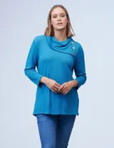 Blusa celeste en tejido texturado, marca Ruby Rd. Cuello volcado con aplique de botones.