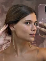 Caravanas largas con base de bronce en forma de disco y múltiples cadenas de pequeñas cuentas doradas colgantes.