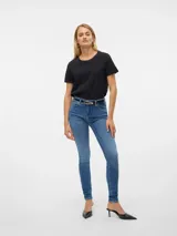 Camiseta de manga corta con cuello redondo, confeccionada en punto jersey de algodón orgánico. Presenta un diseño de calce regular con textura suave y liviana.