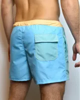 Short de baño celeste con cintura elastizada color durazno y cordón ajustable.