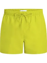 Short de baño amarillo con cintura elástica ajustable con cordón, bolsillos laterales y trasero, forro de malla y cinta con logo Calvin Klein en los laterales.