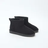 Botas cortas de estilo casual en color negro, confeccionadas en ante sintético con interior forrado y suela plana de goma.