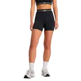 Calza corta deportiva New Balance de color negro, con cintura elástica ancha que presenta detalles de líneas horizontales y el logo de la marca. Diseño ajustado ideal para entrenamiento.