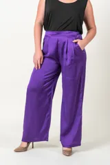 Pantalón de vestir color violeta, de satén liso, corte palazzo y cintura elastizada.