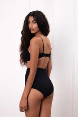 Culotte tiro alto de algodón color negro, con diseño de doble tela y sin elásticos.