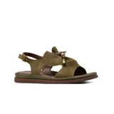 Sandalias planas de gamuza color marrón tostado, con tira ajustable al talón y diseño superior con cuentas decorativas de madera y perlas sintéticas.