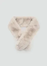 Bufanda larga de pelo sintético con textura suave y acabado voluminoso.