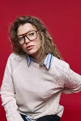 Sweater de tejido de punto negro con tramas de ochos en las mangas y laterales, cuello redondo a la base y mangas largas.