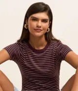 Blusa cropped de rib rayada en color bordó con líneas finas blancas, cuello redondo y manga corta, de ajuste ceñido al cuerpo.