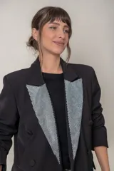 Blazer negro cruzado con solapas adornadas con strass y bolsillos delanteros con solapa.