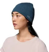Gorro de punto tipo beanie de la marca Columbia, en color azul, con diseño de tejido acanalado y logo de la marca bordado en el lateral.