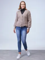 Cardigan azul de lana calada, con escote en V y cierre frontal con botones.