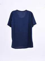 Remera deportiva gris oscuro de poliéster con textura de red.