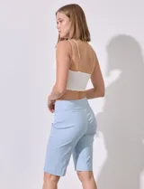 Bermuda biker negra de gabardina elastizada, con pretina ancha elastizada.