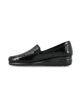 Mocasines tipo slip-on de cuero charol negro, con suela anatómica de goma y talón curvado para mayor comodidad.