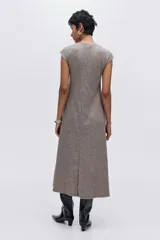 Vestido midi de punto con escote redondo, mangas japonesas y falda con leve vuelo. Presenta costuras verticales decorativas en el frente y la espalda.