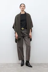 Capa de punto color verde oliva, con solapa y cuello, de corte amplio y sin mangas.