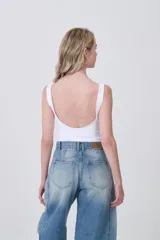 Body sin mangas de poliamida, con cuello cuadrado y ajuste al cuerpo.
