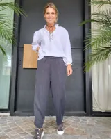 Pantalón de punto gris con cintura elastizada.