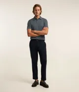 Camisa polo de manga corta confeccionada en tejido técnico de poliamida con elastano. Presenta cuello inglés con cierre de botones, ofreciendo propiedades de secado rápido, elasticidad y confort térmico.