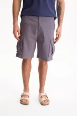 Bermuda cargo de gabardina con spandex, color gris, con bolsillos laterales con solapa.