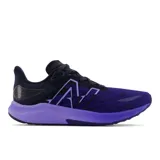 Championes de running New Balance FuelCell Propel v3, color violeta con detalles en azul oscuro. Presentan entresuela de espuma FuelCell para mayor amortiguación y propulsión, empeine de tejido de malla ligero con capas sin costuras y detalle de talón en TPU.
