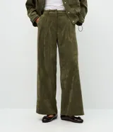 Pantalón wide leg de terciopelo canelado color verde militar, de corte largo, piernas amplias y caída fluida.