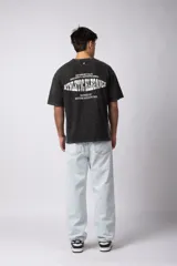 Remera de algodón con efecto lavado gastado en color verde oliva, con estampado frontal del número 15 en color blanco y detalles de costuras blancas en los hombros.