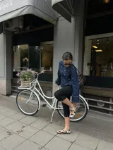 Ballerinas tipo Mary Jane confeccionadas en cuero con pelo, con estampado de manchas tipo vaca en tonos marrón y blanco. Presentan una tira ajustable sobre el empeine con hebilla metálica y suela plana.