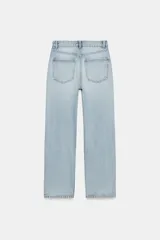 Jeans wide leg de tiro alto y cinco bolsillos, confeccionados en denim con lavado azul medio y efecto desgastado. Presenta cierre frontal con cremallera y botón metálico.