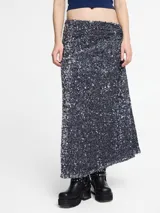 Falda midi de lentejuelas plateadas con detalle de drapeado.