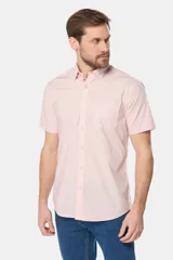 Camisa lisa de manga corta color crema, confeccionada en 100% algodón, con cuello abotonado y un bolsillo en el pecho.