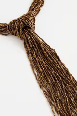 Collar largo compuesto por múltiples hilos de mostacillas de vidrio en tono bronce, diseñado para llevarse con un nudo decorativo en el frente.