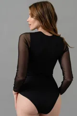 Body negro y crudo de lycra con mangas largas de microtul y detalle en la cadera.