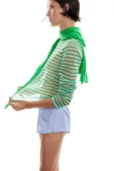 Jersey de punto fino con cuello redondo y manga larga, con estampado de rayas horizontales en tonos verde lima, celeste y beige.